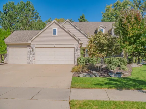 1083 Chestnut Ln, South Lyon, MI 48178