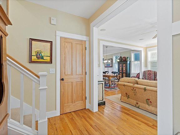 5th image of 2747 SW Beach Ave