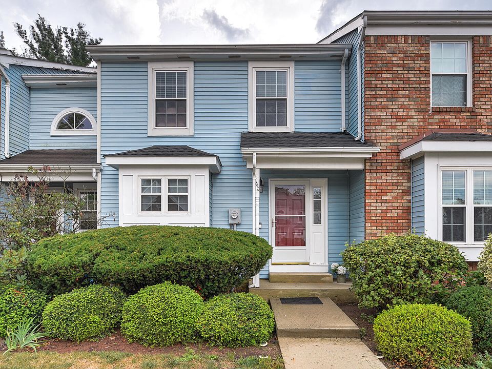 Front Entry. Located in desirable Huntington Park community. Great location near town center, shopping, restaurants, major roads. Excellent schools-Woods Rd Elem & High School nearby. Nicely updated & many amenities.