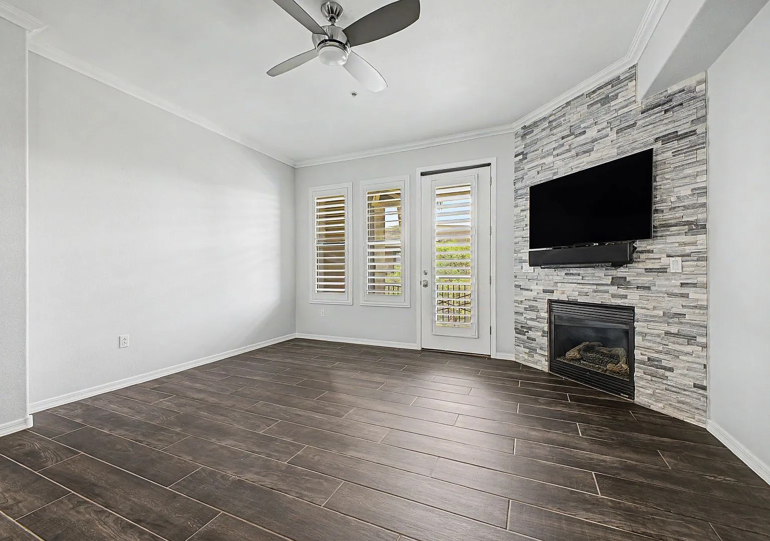 2/2 Bed/Bath Resort Style Luxury Condo In Scottsdale — Photo 2
