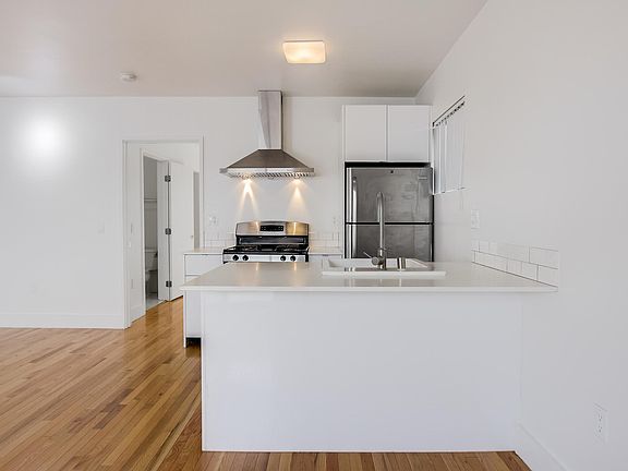 5th image of 425 N Vendome St
