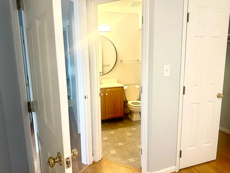 Full bathroom 1st floor suite