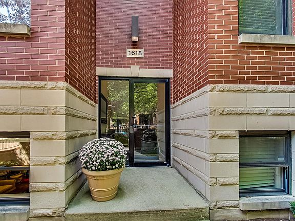 4th image of 1618 N Claremont Ave APT 1S