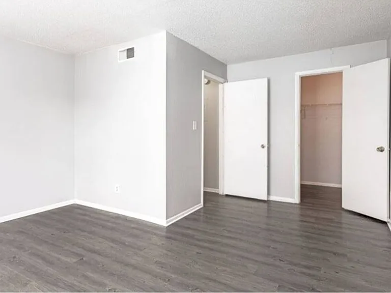 Crown Pointe Apartments — Photo 37
