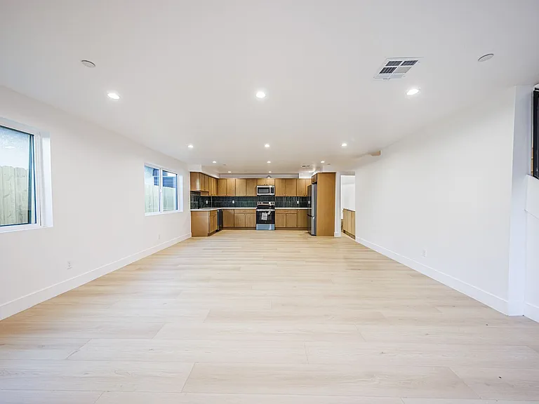 2938 S. Sycamore Ave — Photo 32