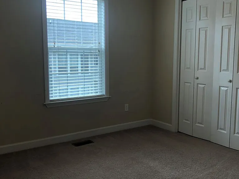 323 Eagle Lndg — Photo 8