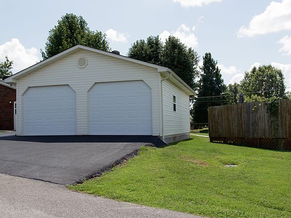 4th image of 237 E 80th Dr