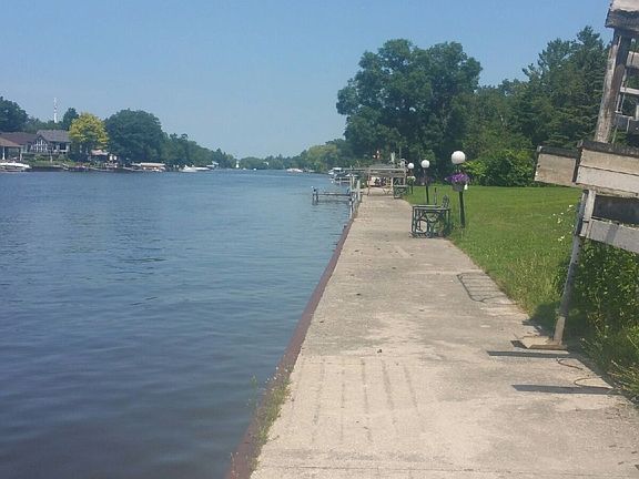 4th image of 10 Edgewater Rd