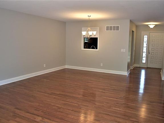 4th image of 563 Woodhill Estates Dr