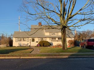 18 Grace Ln, Levittown, NY 11756