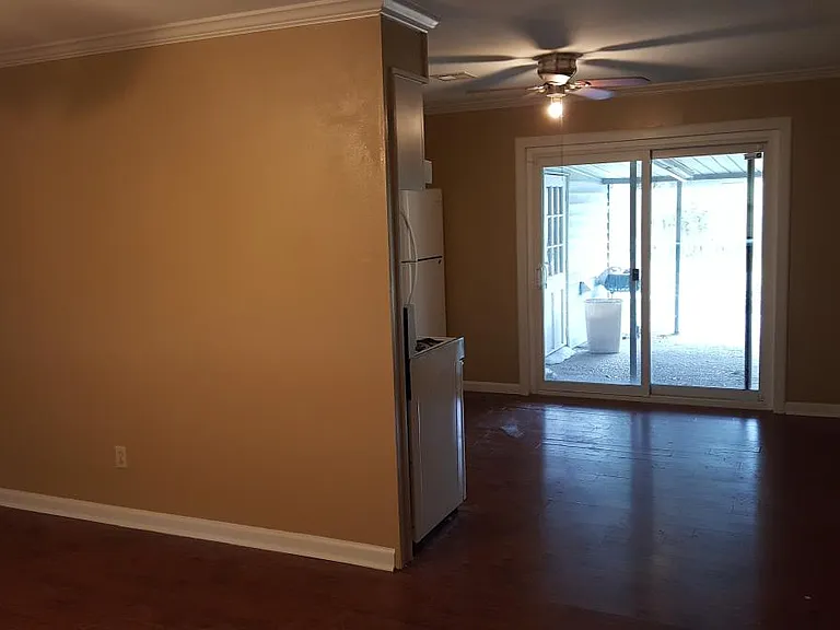 804 Fairmont Ln — Photo 3