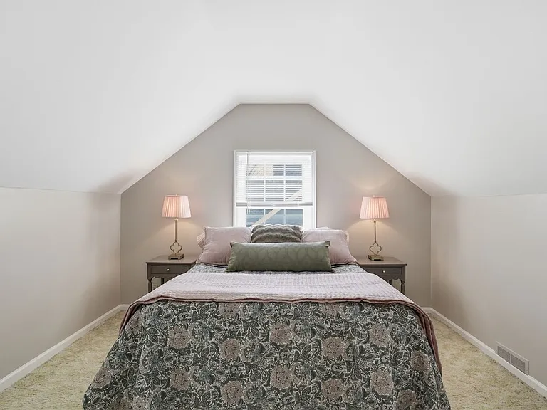 37 Oakmount Dr — Photo 17