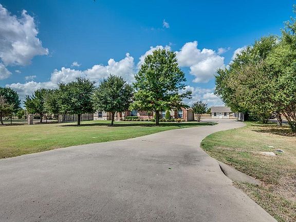 3rd image of 113 Royal Park Ln