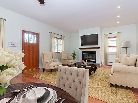 2nd image of 5033 W Balmoral Ave