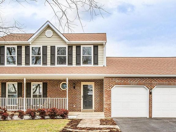 Welcome Home! Cozy Colonial on quiet cul de sac