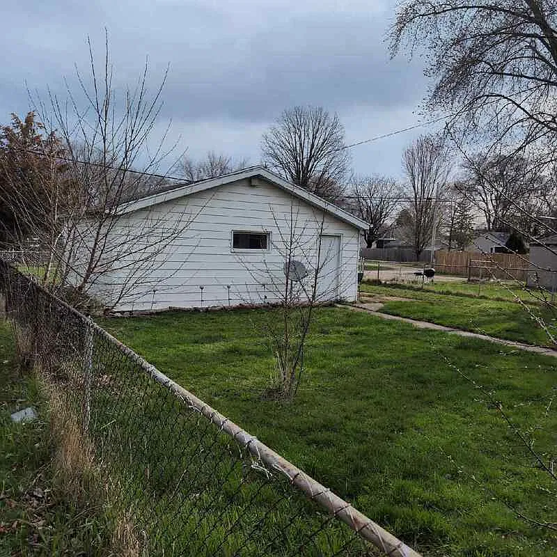 3 bed, 1.5 bath, 1270 sqft, $1,599 — Photo 2