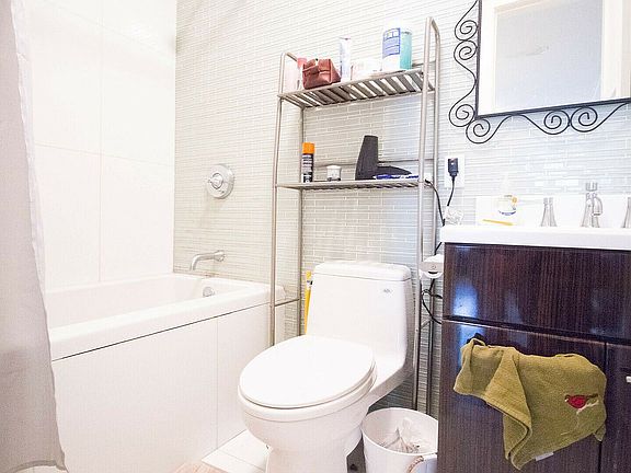 4th image of 208 Evergreen Ave #2B