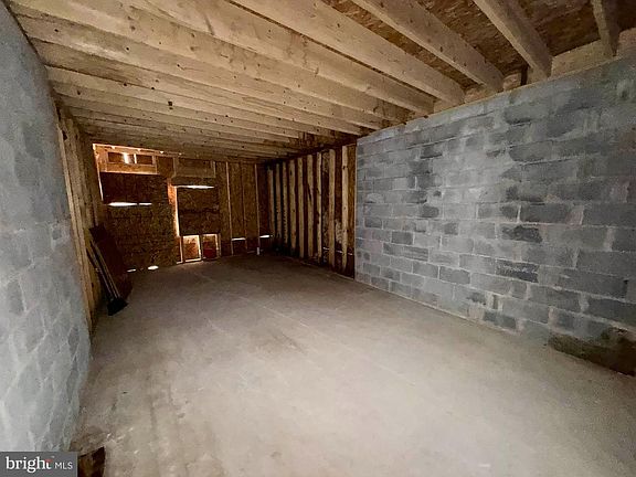 3rd image of 1121 W Lombard St