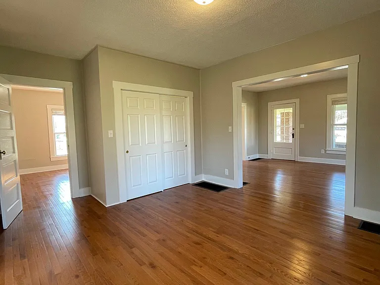 2421 E Thompson Rd — Photo 8