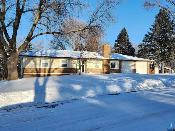 517 Sunset Dr, Dell Rapids, SD 57022
