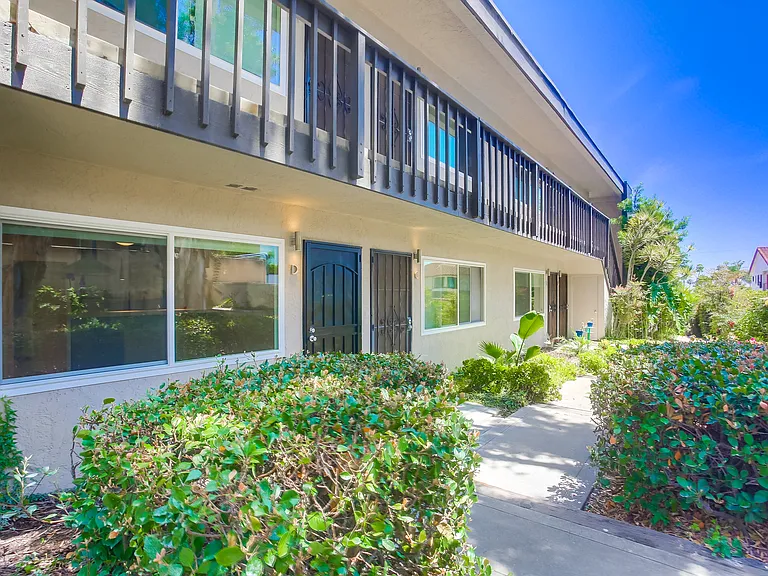 1024 Turquoise St #L — Photo 3