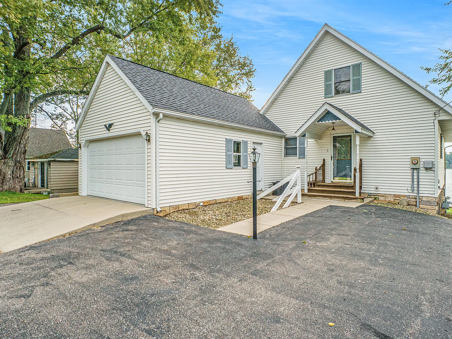 1 bed, 1.5 bath, 1296 sqft, $1,300 — Photo 2