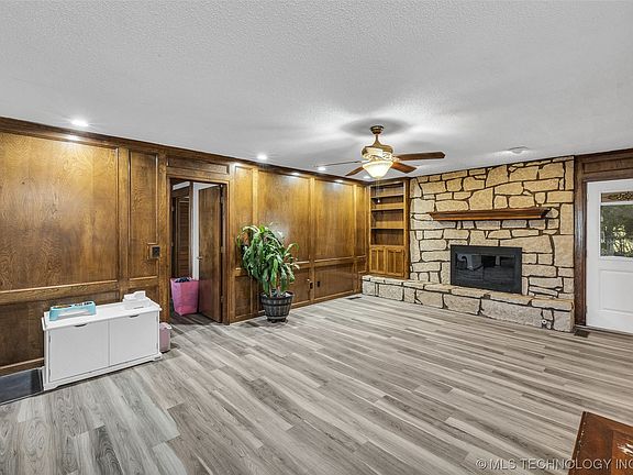 4th image of 9866 Rosewood Dr