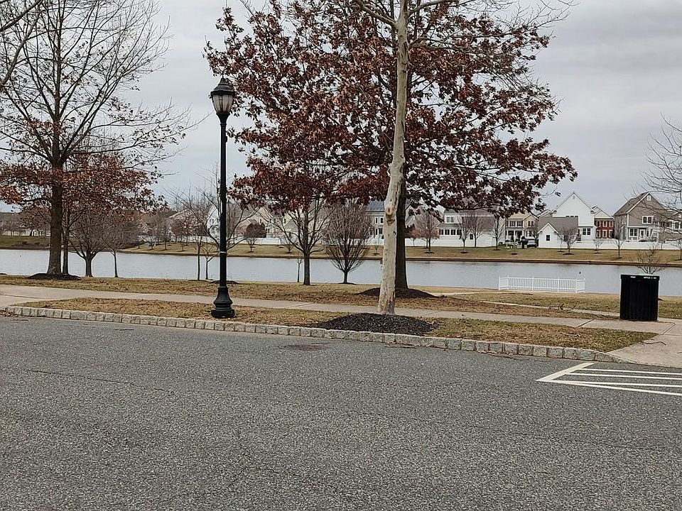 2nd image of 1138 Lake Dr E