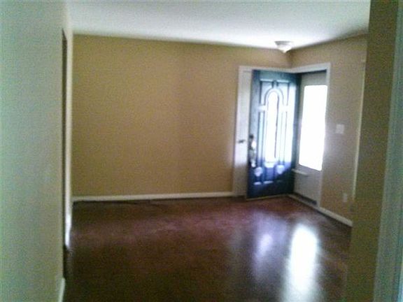 3rd image of 32119 Glen St