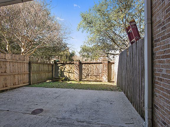 4th image of 4625 Parkoaks Dr APT 36