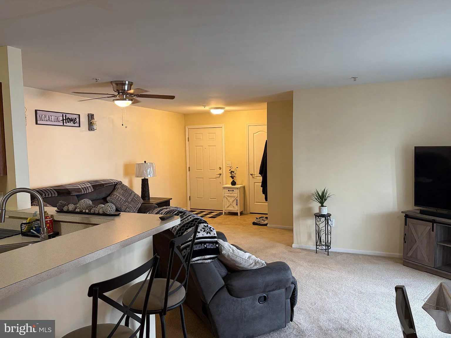 3 bed, 2.0 bath, 1279 sqft, $2,350 — Photo 3