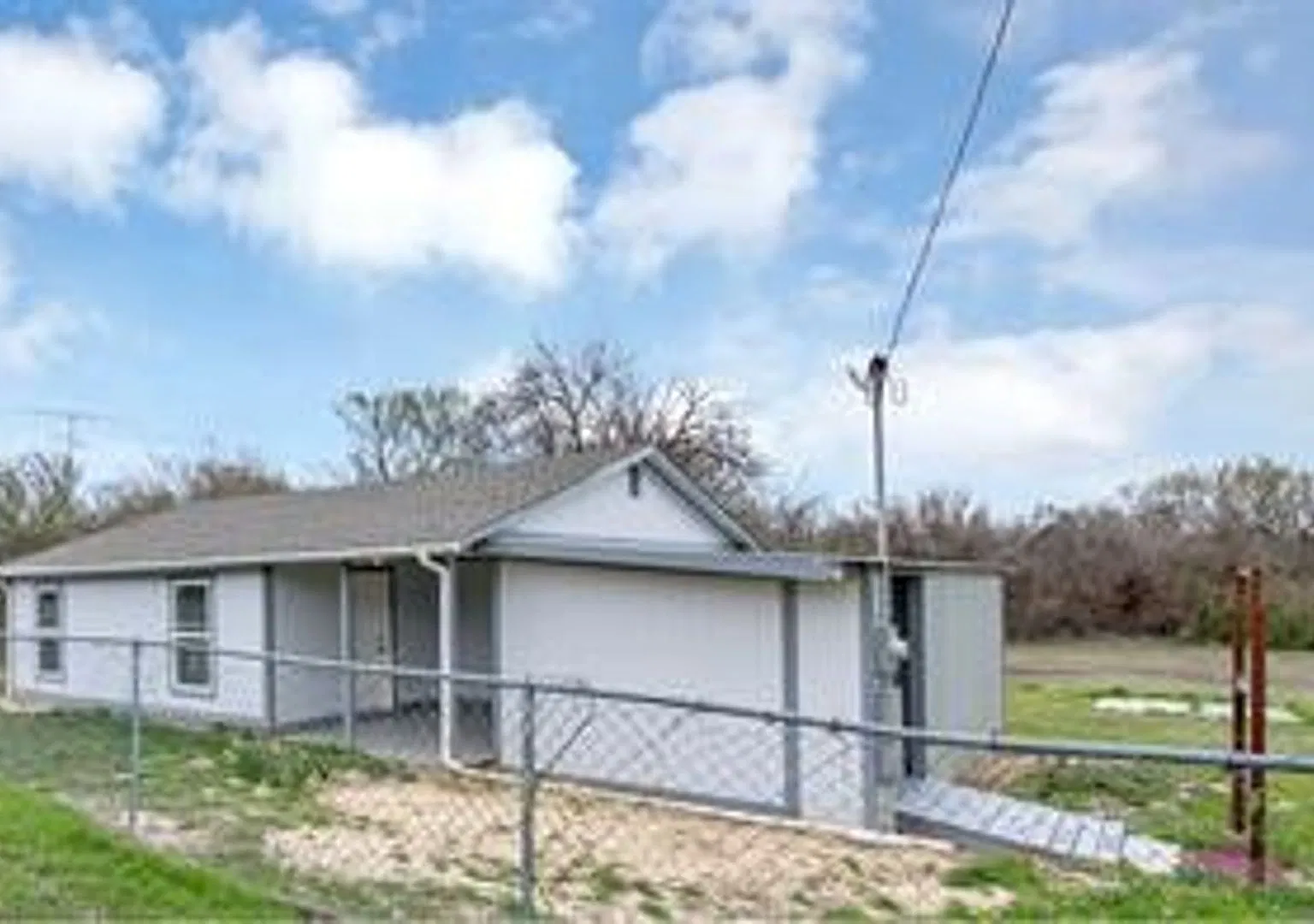 Home on acreage — Photo 1