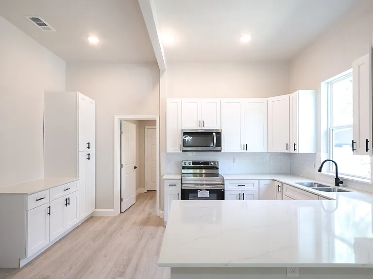 2303 Walworth St — Photo 12