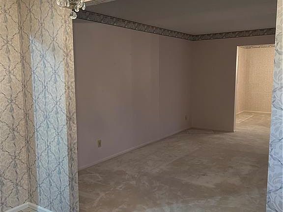 5th image of 1050 Hyde Park Dr