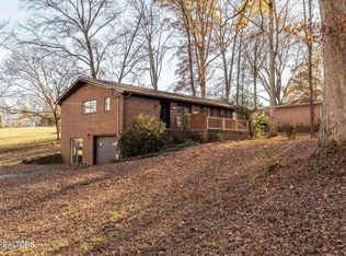 1534 McIlvaine Dr, Maryville, TN 37803