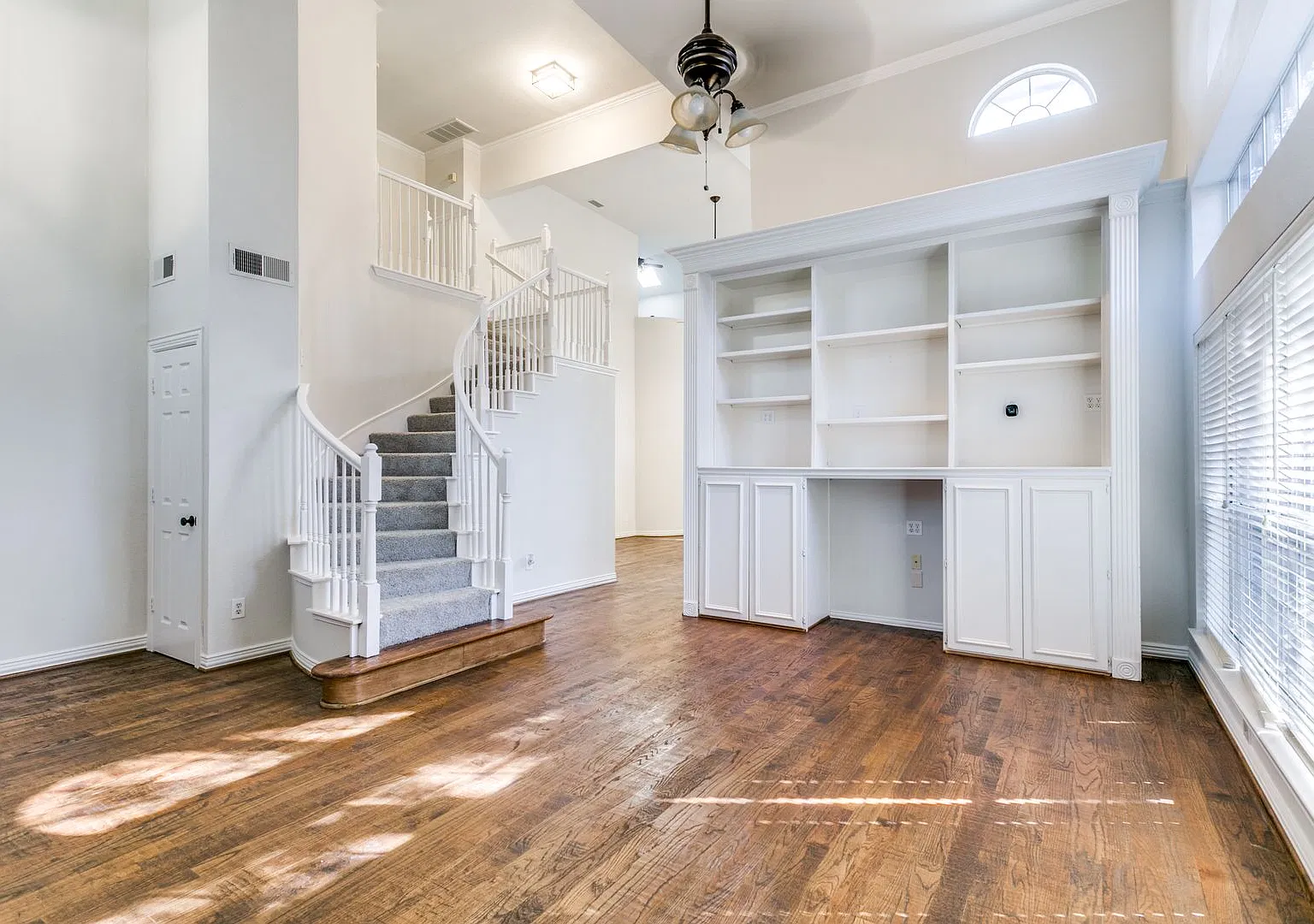 Luxury Home Full of Natural Light And Open Floor Plan — Photo 3