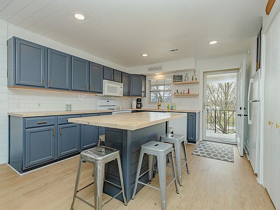 3rd image of 1700 Country Club Dr Unit 202