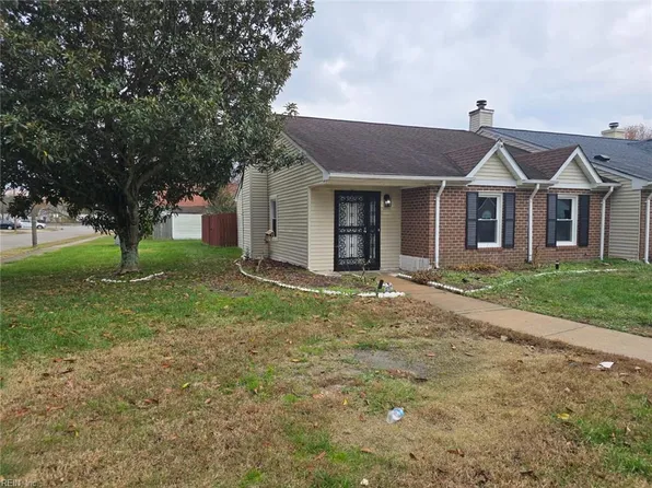 29 Holly Hill Ln, Portsmouth, VA 23702