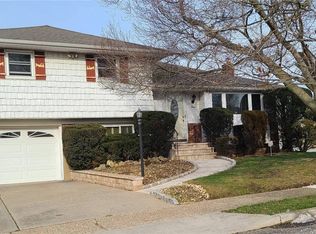 4 Halcourt Dr, Plainview, NY 11803