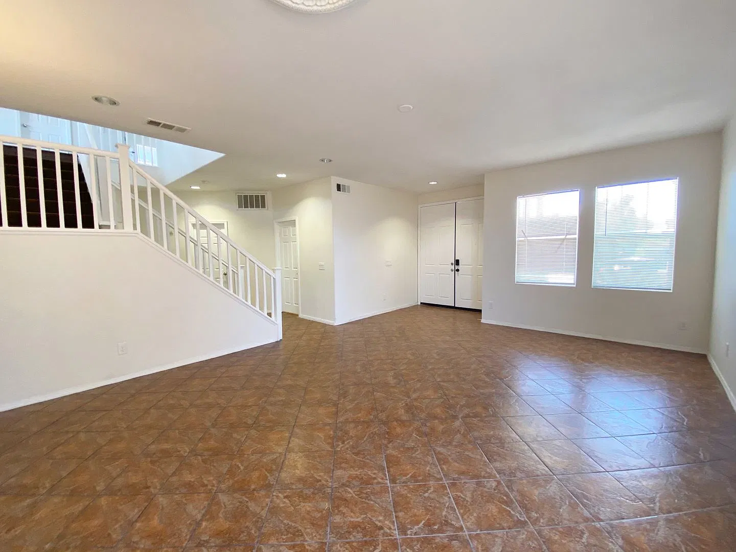 5 bed 4 bath + Loft — Photo 3