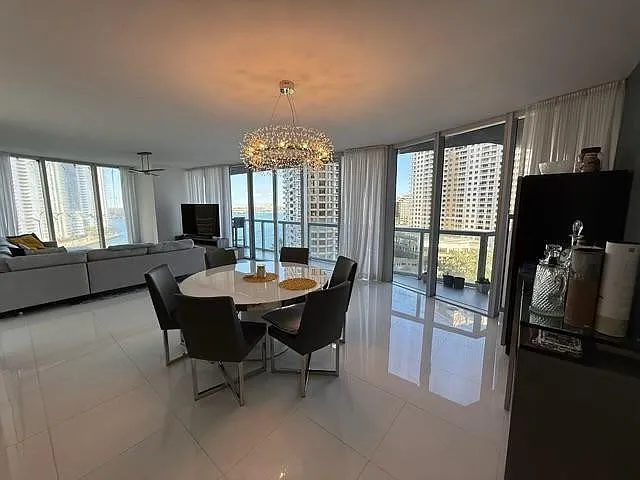 3 bed, 2.5 bath, 1977 sqft, $7,900 — Photo 2