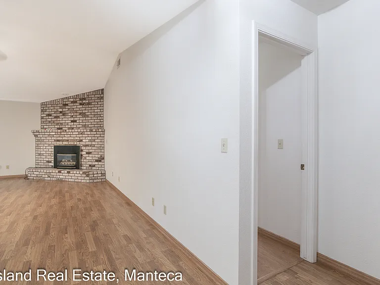 1635 Crom St — Photo 6