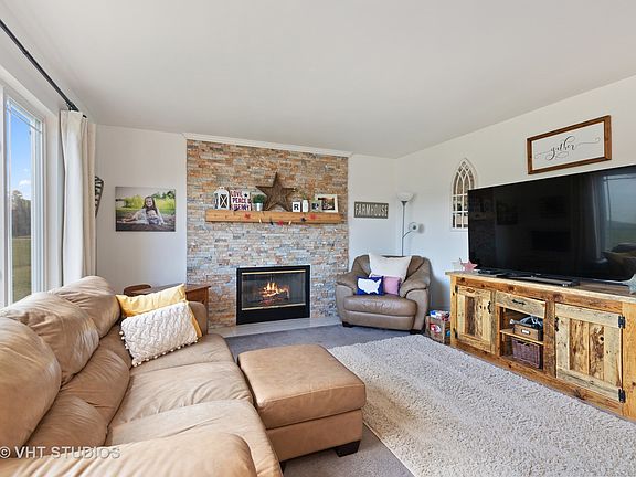 3rd image of 1088 Holly Dr