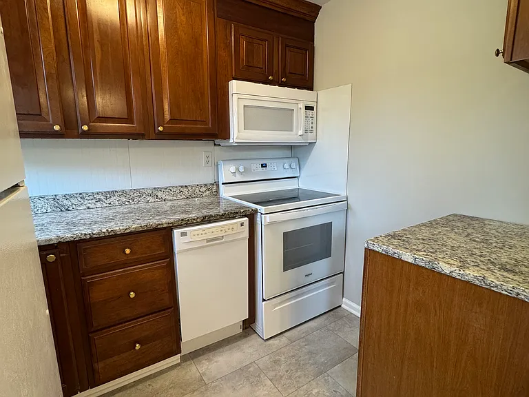 144 E Main St #15 — Photo 3