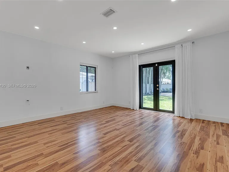 549 NE 12th Ave — Photo 26