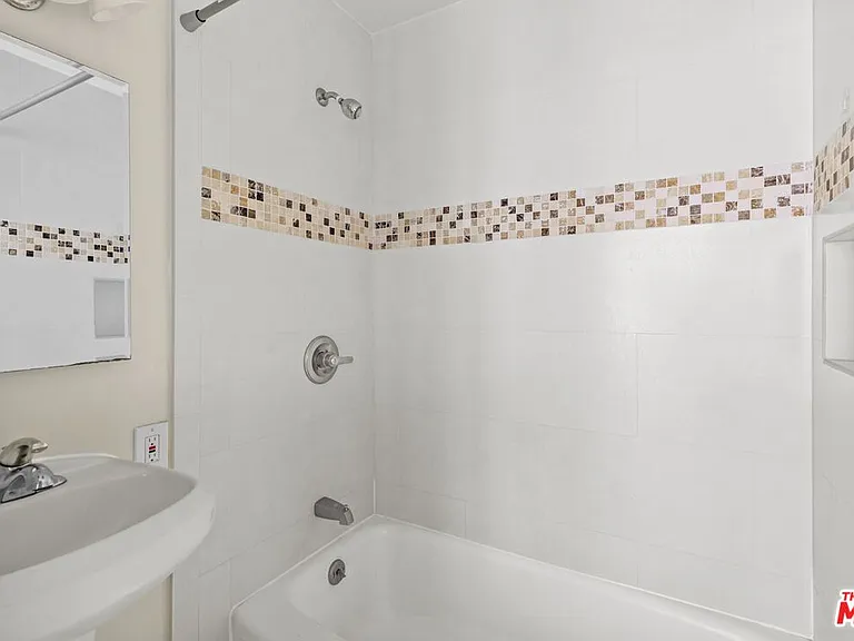 1233 Barry Ave #208 — Photo 5