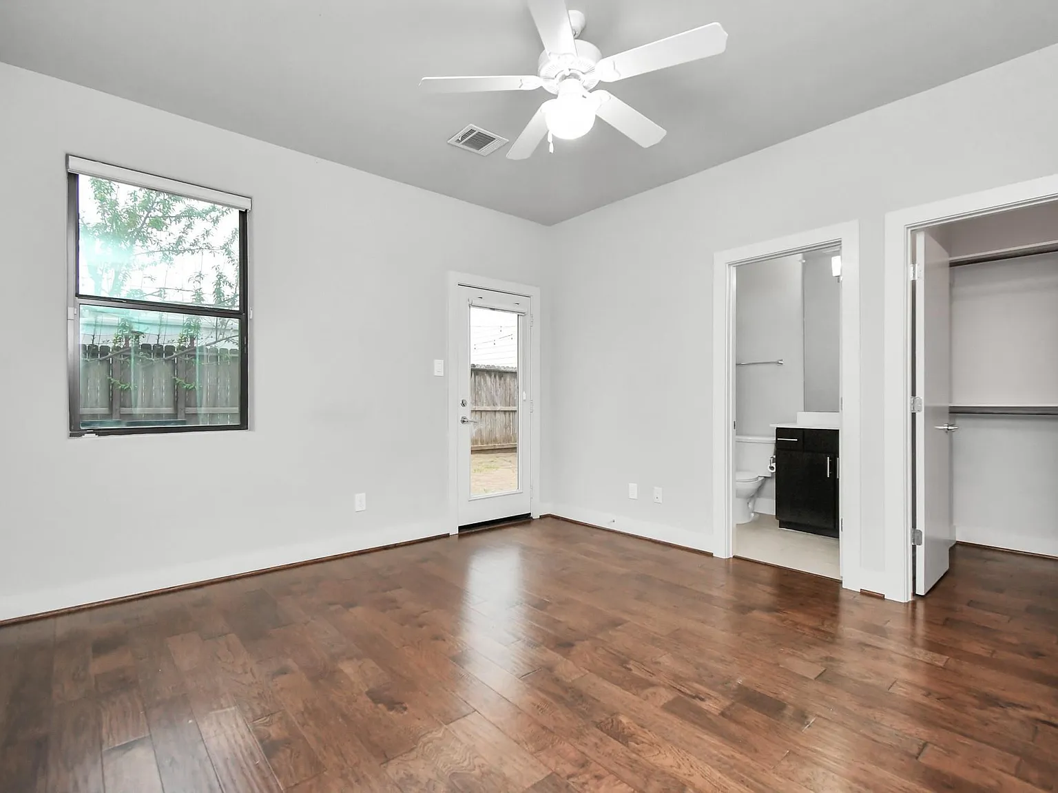 3 bed, 3.5 bath, 2059 sqft, $2,600 — Photo 4