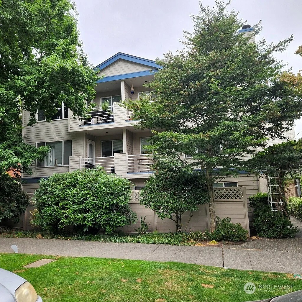 2727 Franklin Avenue E #202 photo 1