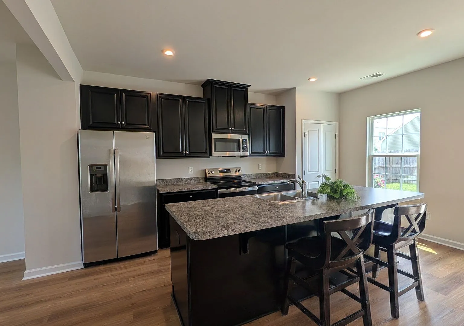 Beautiful 3 Bedroom 3 Bath Townhome for Rent — Photo 2