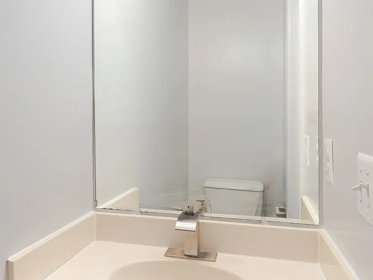 413 Lakeview Ct — Photo 20